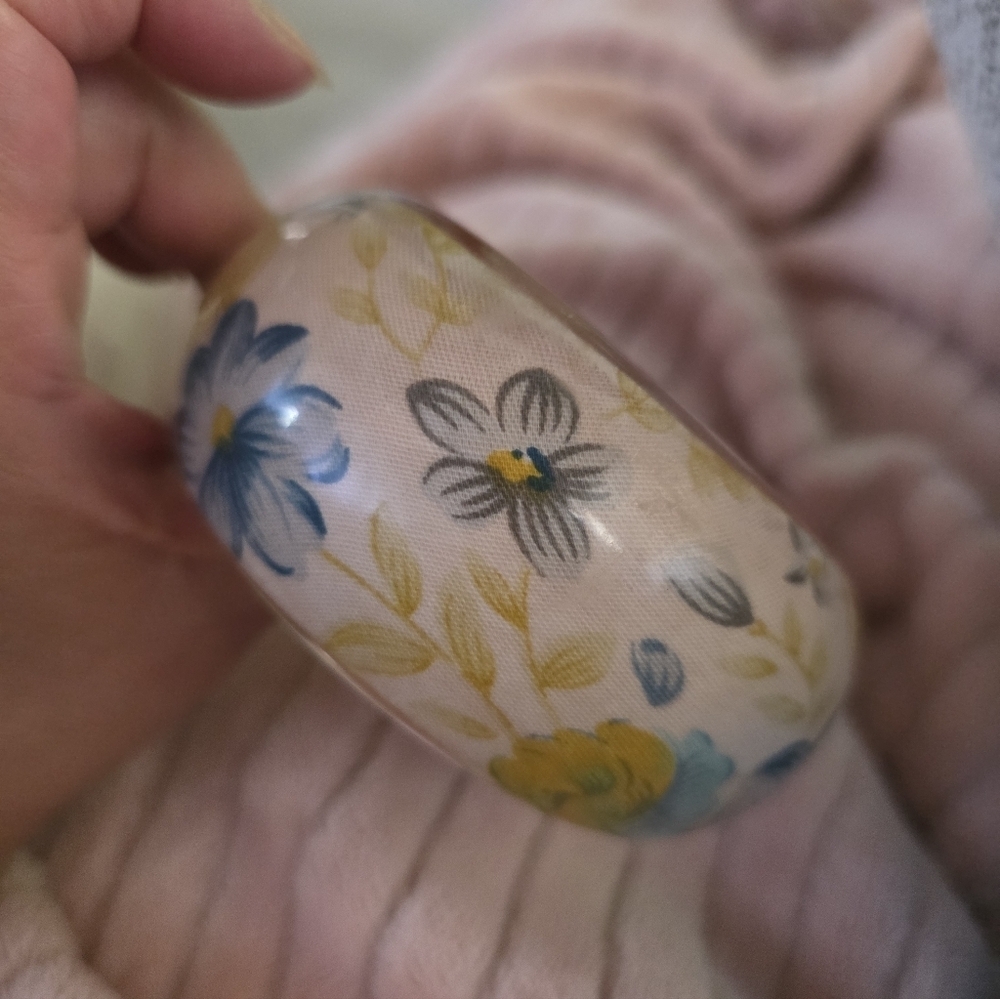 VTG 70s HIPPIE BEAUTIFUL Blue ROSE +ROSE Bubs Flower Fabric CHUNKY LUCITE BANGLE - Picture 6 of 12